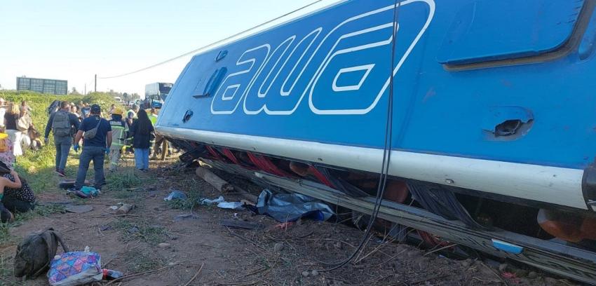 Al menos un muerto y varios heridos tras volcamiento de bus en Ruta 5 Sur en Chimbarongo