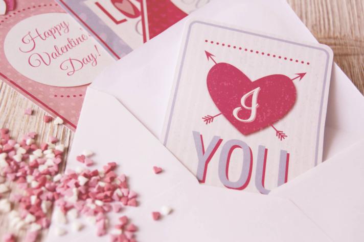 Un cuarto de la población mundial dejaría que la inteligencia artificial escriba sus cartas para San Valentín