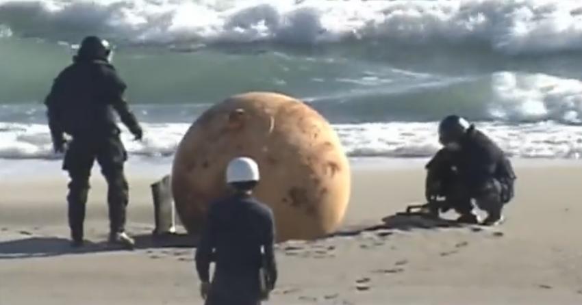 Extraña bola gigante apareció de la nada en playa de Japón