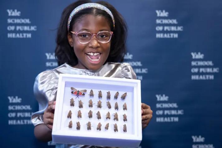 Universidad de Yale entrega honores a niña de 9 años por su destreza científica