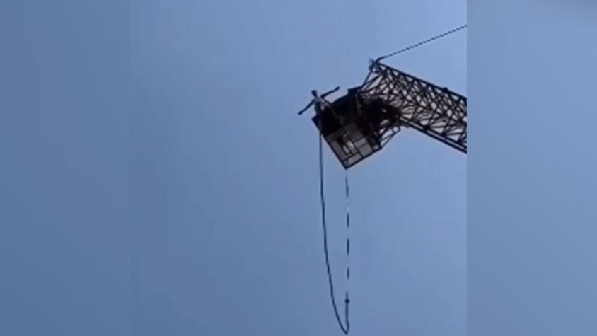 [VIDEO] Captan momento en que cuerda de un bungee se rompe durante salto de un turista