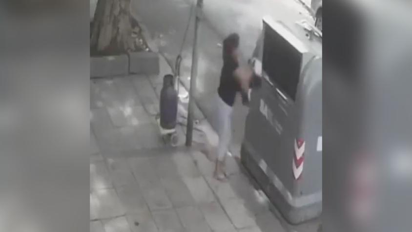 [VIDEO] Indignante: Captan a mujer tirando una perrita a un contenedor de basura