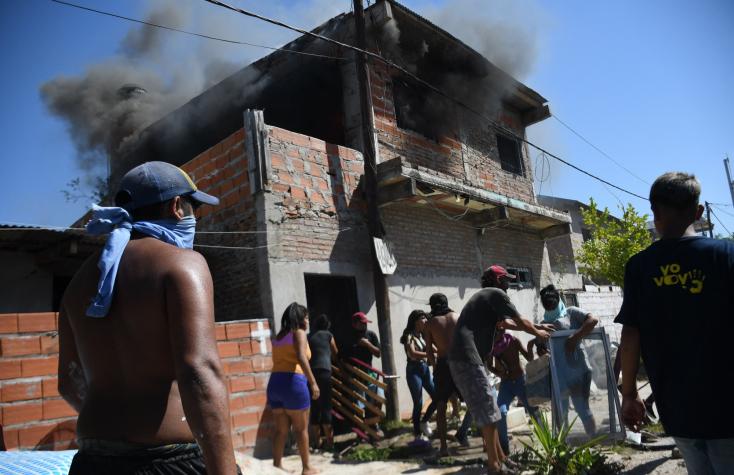 Destrozan casas de supuestos narcos tras la muerte de un niño en tiroteo en Argentina