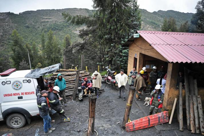 Buscan a 10 mineros atrapados por explosión que mató a 11 en Colombia