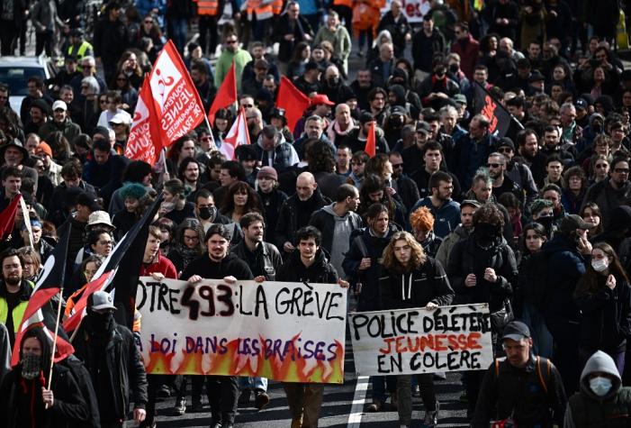 Protestas en Francia: La policía prohíbe concentraciones frente al Parlamento tras disturbios