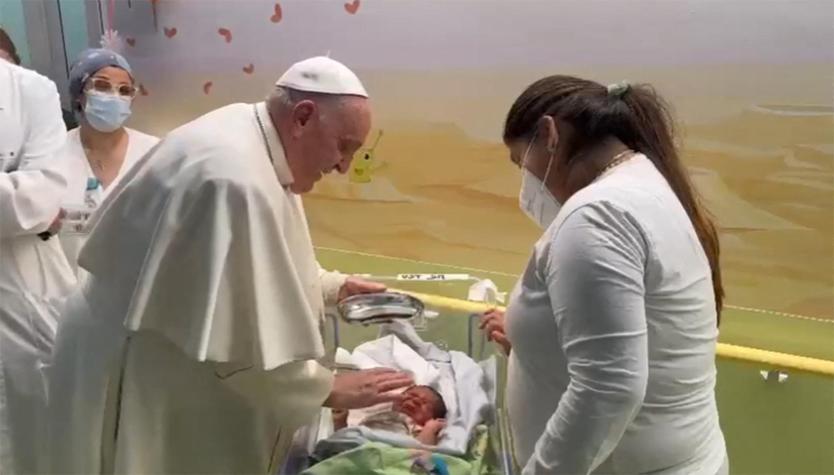 Papa Francisco bautizó a un bebé y repartió huevos de Pascua en el hospital donde se recupera de su bronquitis