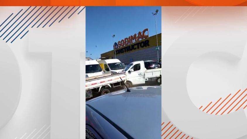 [VIDEO] Brutal pelea a choques y palos entre dos conductores en mall de Viña del Mar