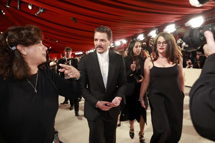 Premios Oscar 2023: El detalle en el vestuario de Javiera Balmaceda que pocos notaron