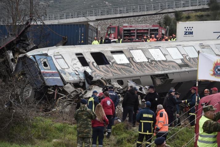 Al menos 36 muertos tras choque frontal de trenes en Grecia