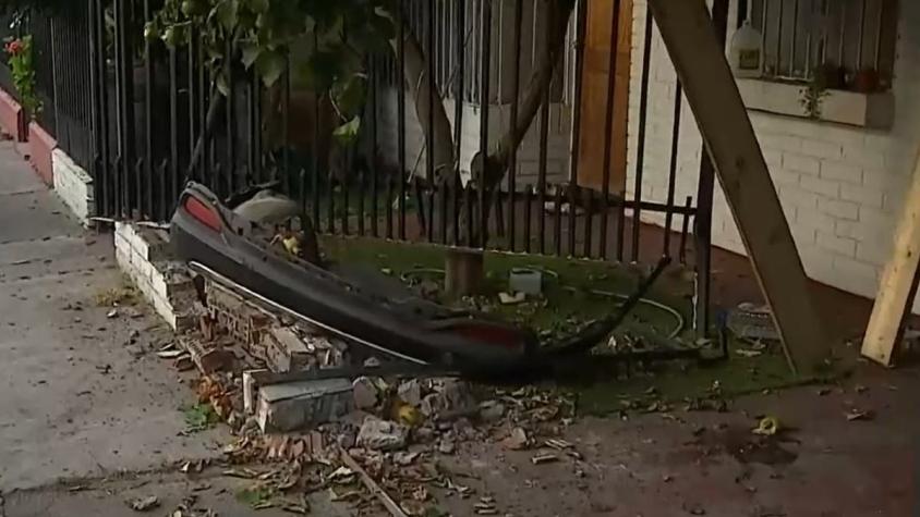 Violento robo de vehículo en Maipú: delincuentes destruyen reja de dos viviendas al huir