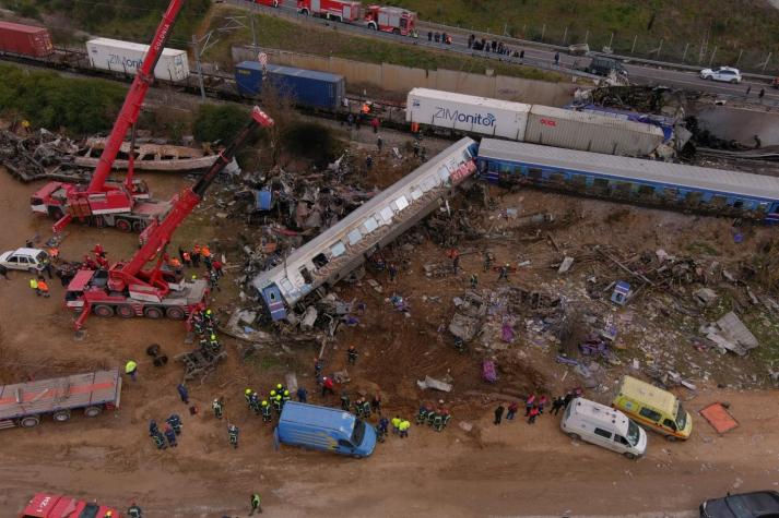 Ministro de Transportes de Grecia renunció tras accidente de trenes que dejó 36 muertos
