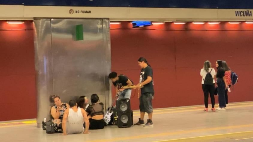 [VIDEO] Polémica por banda de música en el Metro de Santiago