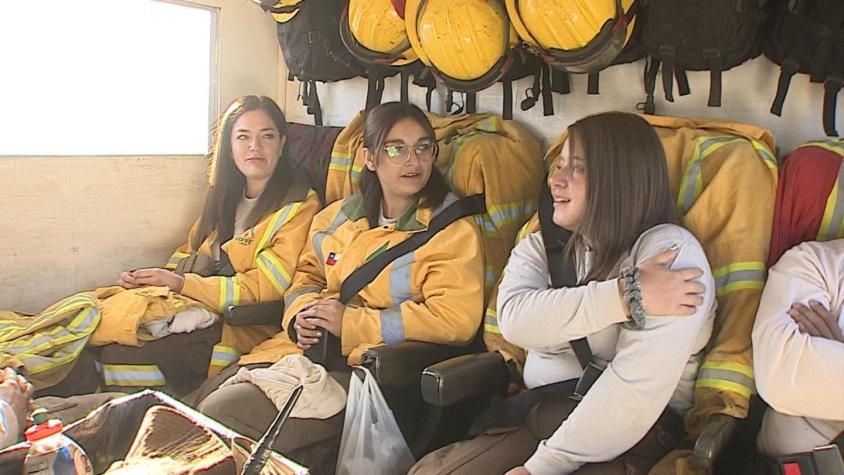 [VIDEO] Primera brigada de mujeres combate incendios en el sur del país