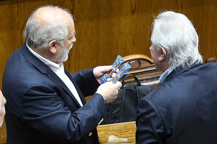 “Están añejos”: Moreira regala conejos de chocolate al ministro Montes por dichos sobre incendios