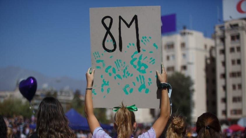 Desvíos y cierres de estaciones del Metro: Mujeres marchan por la Alameda  en conmemoración del 8M