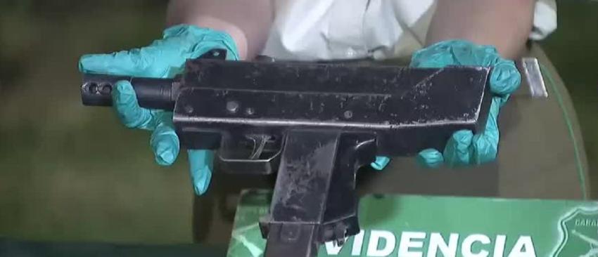 Menor de edad fue detenido tras incautación de poderoso arsenal de guerra en Pudahuel Menor de edad fue detenido tras incautación de poderoso arsenal de guerra en Pudahuel