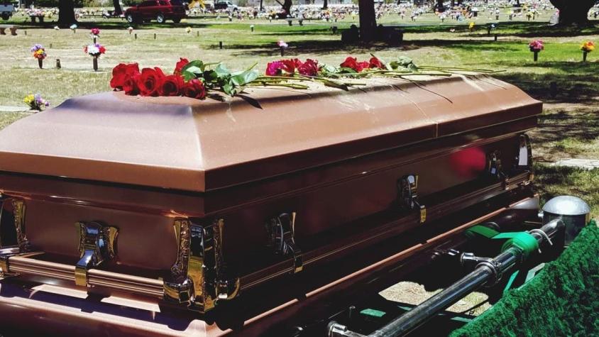 Hombre finge su muerte para ver cómo reaccionaba la gente en su funeral: Apareció saludando en ataúd