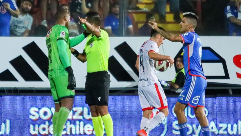 La U "funa" a hincha que usó láser en partido ante La Calera: "Que no vuelva a entrar a un estadio"