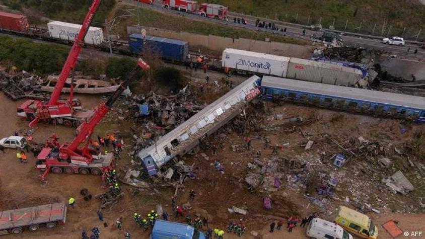 Grecia: rescate de cuerpos tras choque de trenes culmina con decenas de desaparecidos