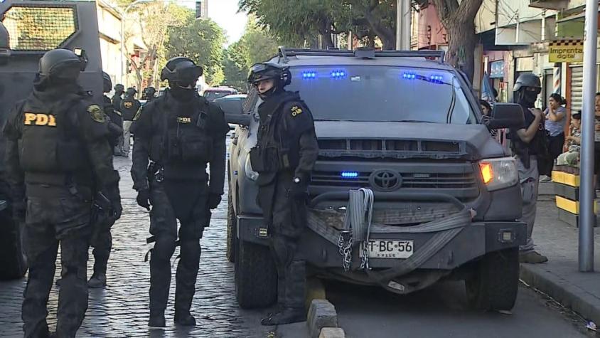 [VIDEO] Detienen a tres extranjeros desde "fortaleza narco" en Santiago centro
