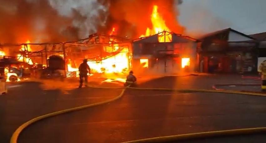 [VIDEO] Fuerte incendio azota a la feria mayorista en la ciudad de San Antonio