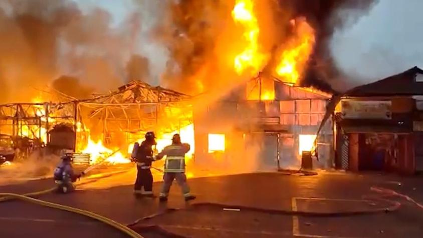 [VIDEO] Gigantesco incendio afectó a feria mayorista en San Antonio
