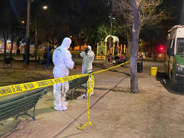 Hombre fallece por puñaladas en una plaza en Estación Central