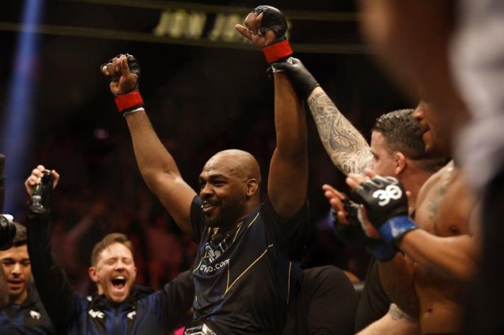 Estadounidense Jon Jones gana corona de los pesados en la UFC