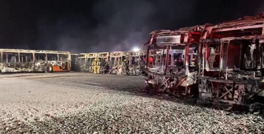 Estaban en desuso: Incendio consume 24 buses en Maipú