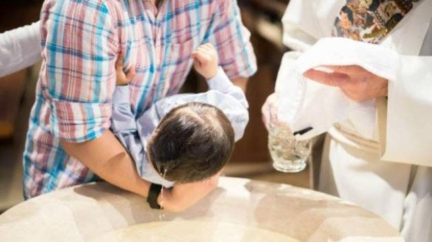 Obispo de Italia prohíbe a los padrinos en bautizos: Dice que su presencia perdió significado