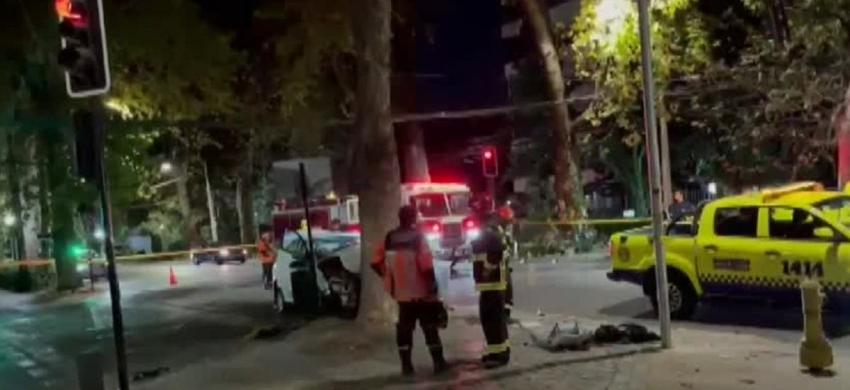 Conductor muere tras chocar contra un árbol en Providencia: hombre resultó con lesiones graves