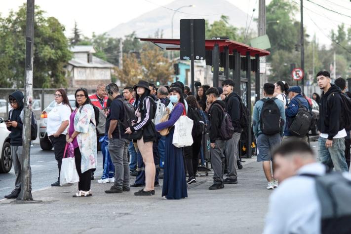 Rotura de matriz y congestión en paraderos marcan inicio del Súper lunes