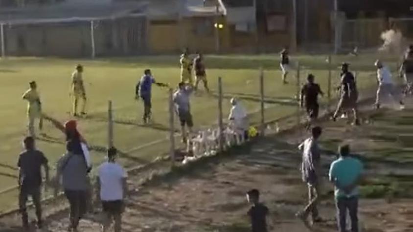 "¡Hay balazos!": Transmisión online registra violento enfrentamiento en fútbol amateur en Penco