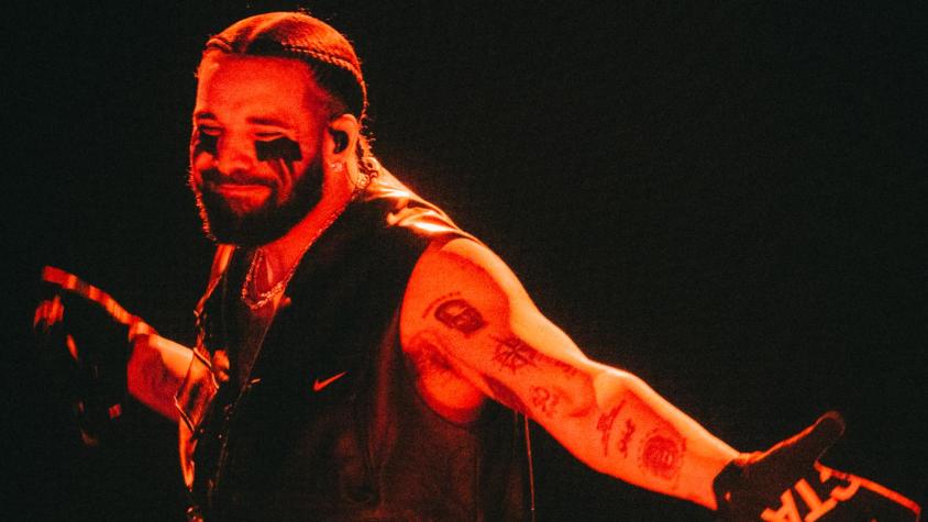 Tarde y con interrupciones: Drake desilusionó a varios con su show en Lollapalooza Chile