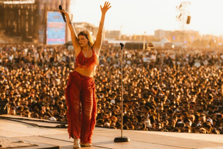 La razón por la que Tove Lo hizo topless en su show de Lollapalooza 2023