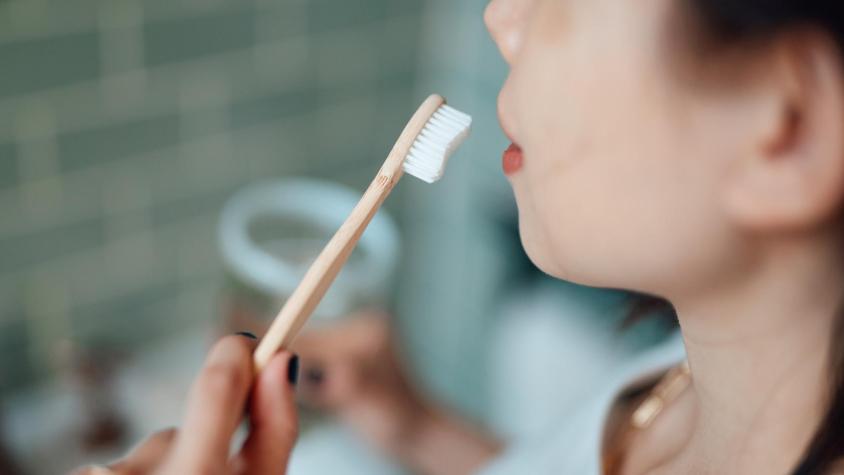 Mujer gana $16 millones por lavarse los dientes y limpiar la casa en OnlyFans