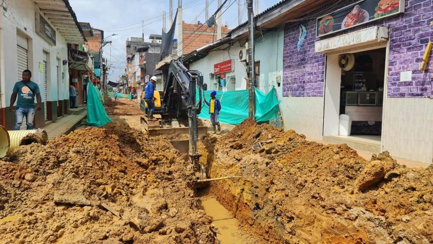 Todo a raíz de un rumor: Vecinos llegan a cavar una calle en Colombia para encontrar oro en el pavimento