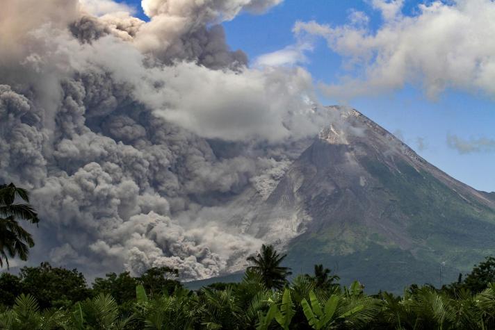 Volcán Merapi entra en erupción en Indonesia y cubre varios pueblos de ceniza