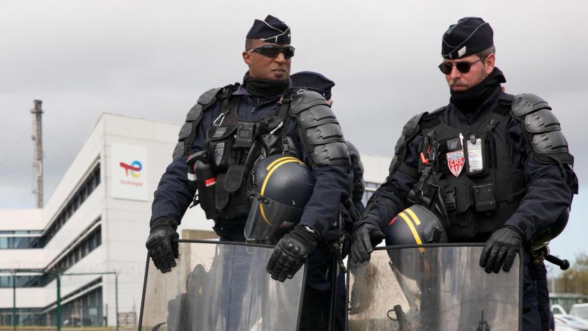 Policía francesa es acusada de brutalidad en protestas contra reforma de pensiones