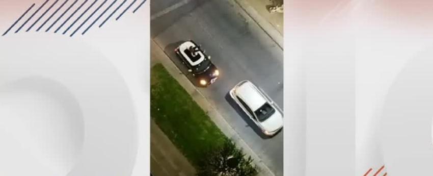 [VIDEO] Impactante encerrona en Santiago Centro: Mujer subió al techo de su auto para intentar frustrar robo y resultó lesionada