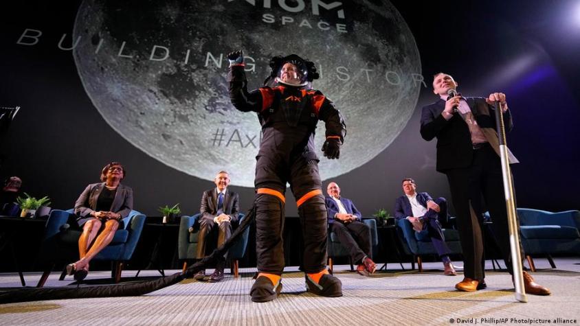 La NASA presenta un prototipo del traje espacial que usará en su próxima misión a la Luna La NASA presenta un prototipo del traje espacial que usará en su próxima misión a la Luna