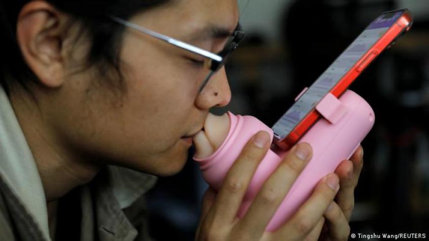 Una empresa china presenta un dispositivo de besos para amantes a distancia Una empresa china presenta un dispositivo de besos para amantes a distancia