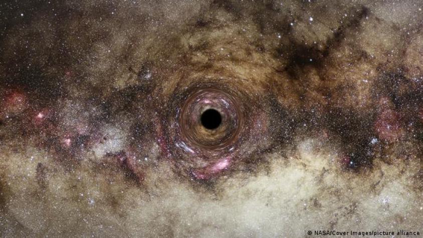 Astrónomos descubren uno de los agujeros negros más grandes jamás vistos