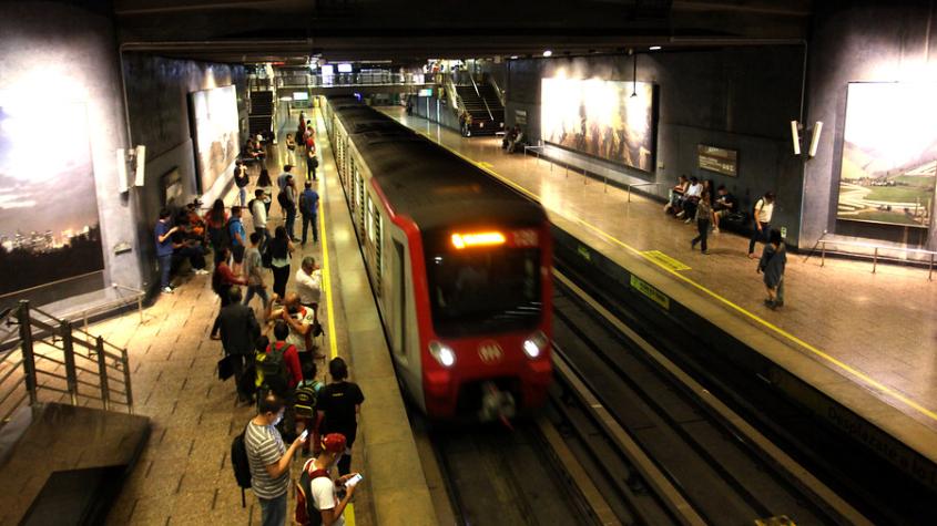 Metro de Santiago anunció servicio parcial en Línea 1 producto de falla en tren