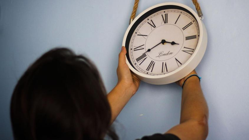 Cambio de hora: qué es vivir "desincronizado con el entorno" y por qué los expertos recomiendan horario único