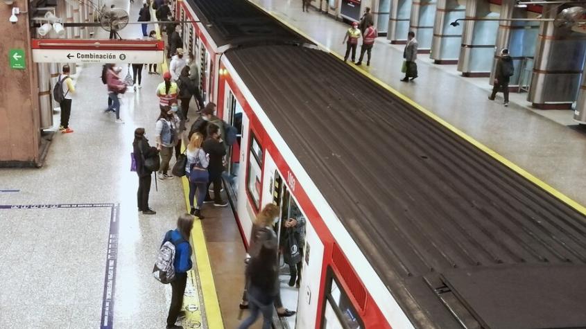 Metro de Santiago informa cierre de estación Baquedano por manifestaciones en el exterior