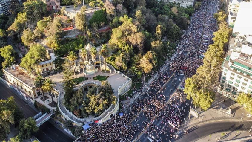 8M: Manifestantes marchan en el centro de Santiago en el Día Internacional de la Mujer