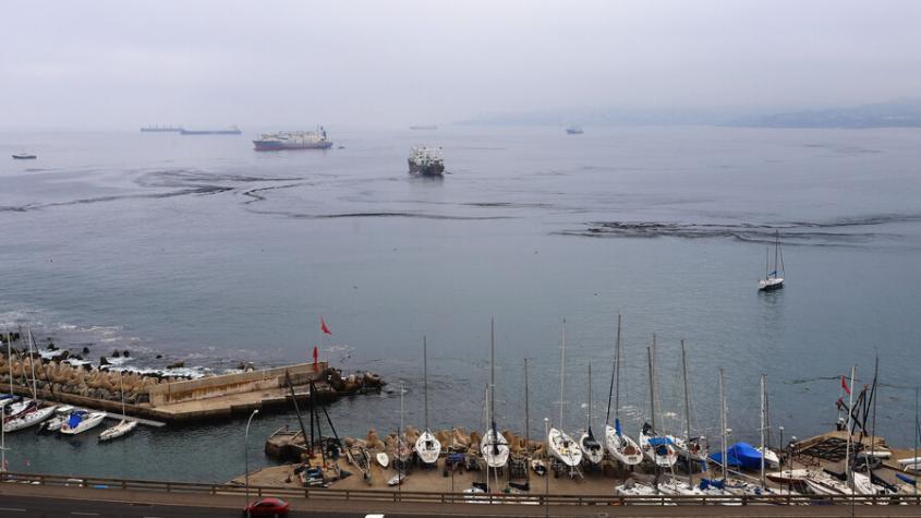 Reportan avistamiento de gran mancha oleosa en costas de Valparaíso y Viña del Mar
