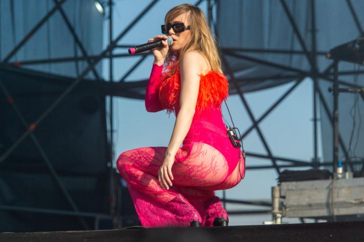 “Lo siento chicos, debo parar”: La razón por la que Suki Waterhouse detuvo su show en Lollapalooza  2023 