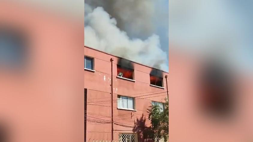 Bomberos combaten incendio en colegio en San Miguel